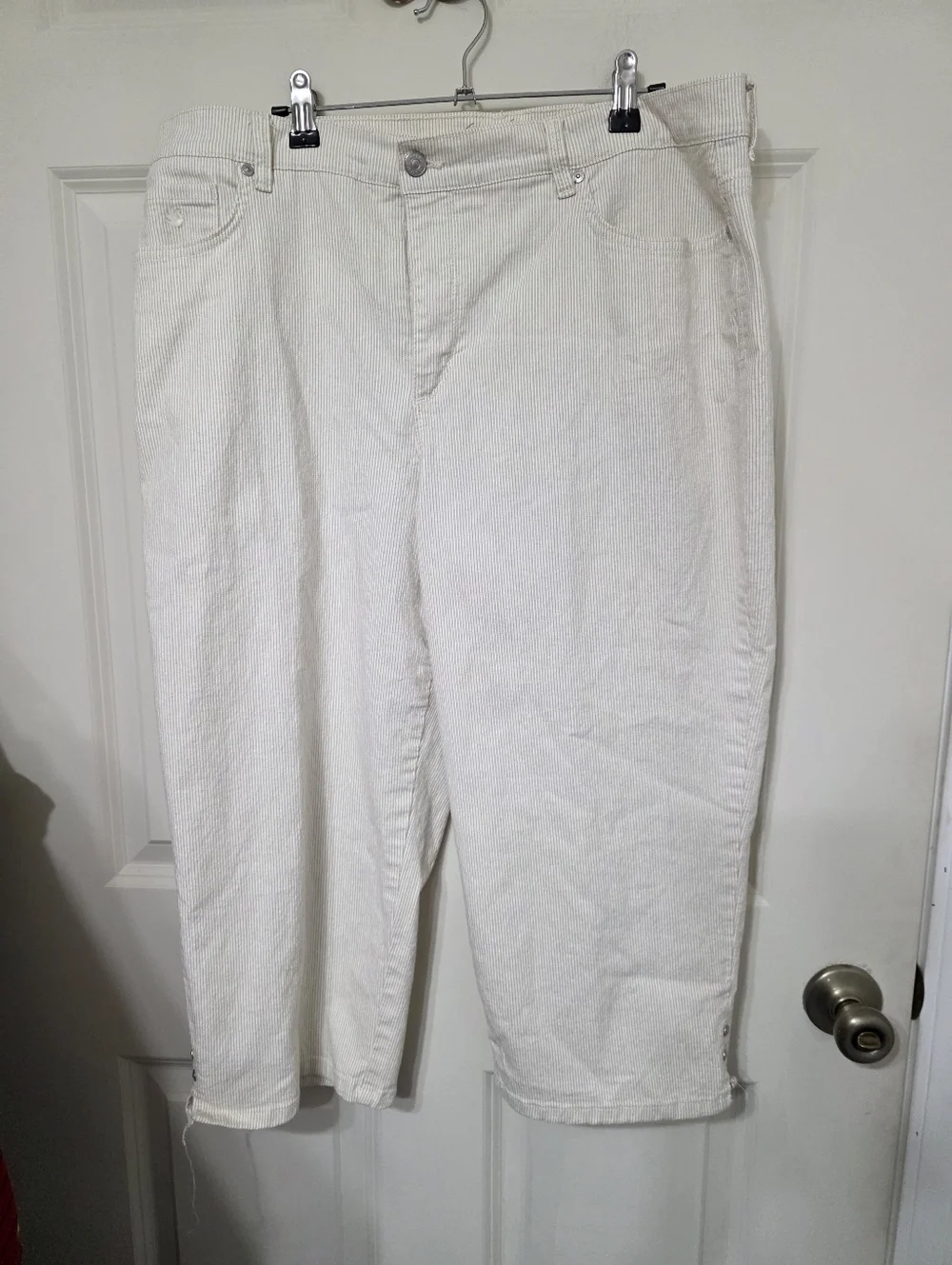 Gloria Vanderbilt Cream Pinstripe Denim Jeans - Picture 2 of 6